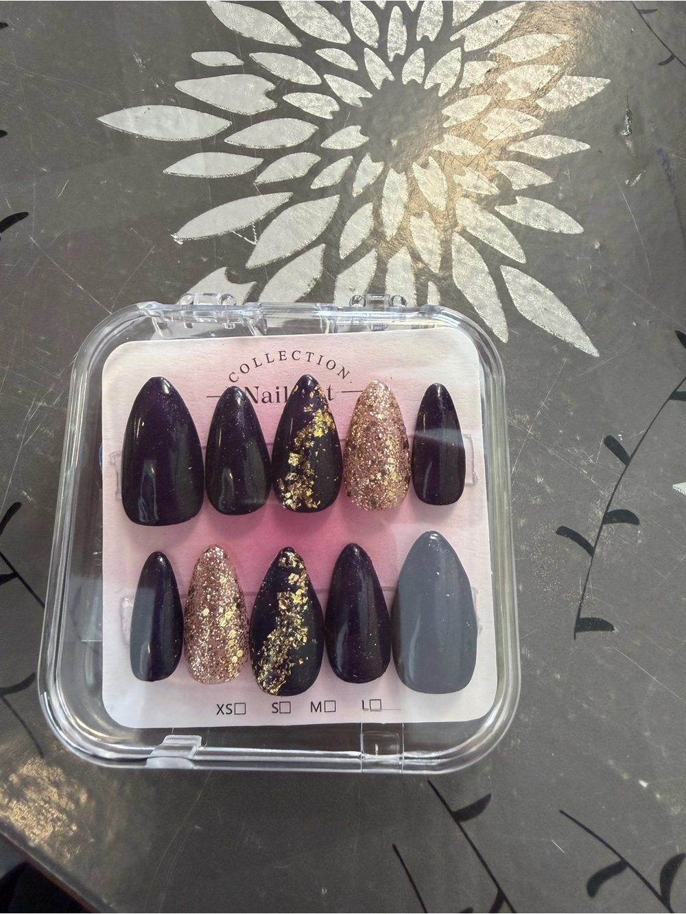 Press-On Nail Set in Black, Gold & Gray -